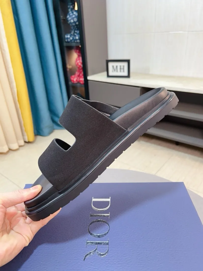 Men's Men's Shoes 💰320🌸🌸Dior Aqua Men's Sandals Slippers. Showcasing Dior haute couture design. The Dior gray suede strap is accented with an aluminum Dior buckle for added style. Paired with a comfortable tonal notch sole, they pair easily with shorts or jeans for a sophisticated look. Main body: suede cow leather, technical fabric lining: cow leather, with adjustable straps, aluminum Dior buckle, Dior gray EVA insole, tonal notch rubber outsole splicing structure👌👌size: 38-44 (45.46 customized)